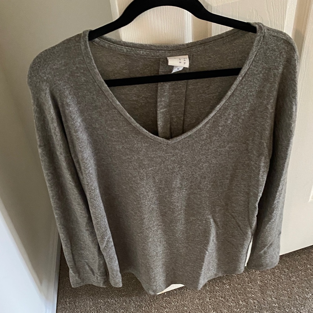 V-Neck Long Sleeve Tee in Olive
